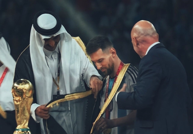 ميسي و بشت كاس العالم